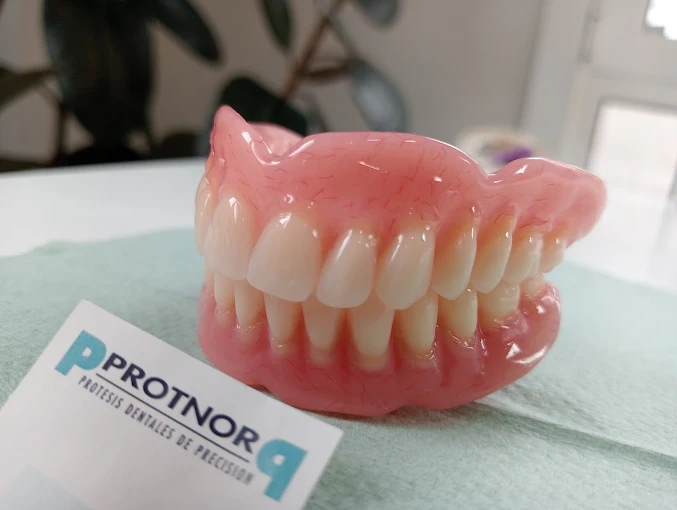 Prótesis dental completa realizada por Protnor